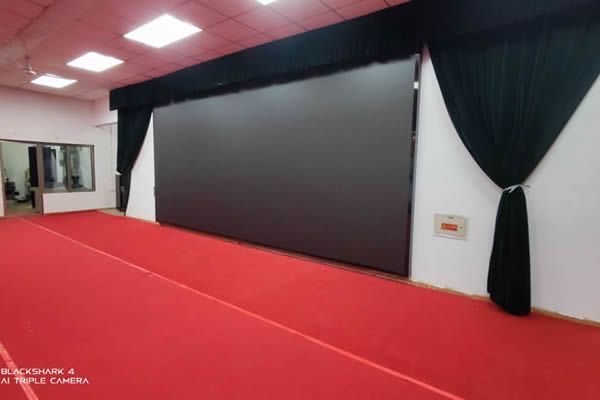 舞臺大屏有哪些，選擇LED顯示屏好還是拼接屏好？