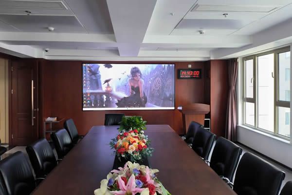 學(xué)校會(huì)議室大屏使用投影機(jī)好，還是LED顯示屏好？