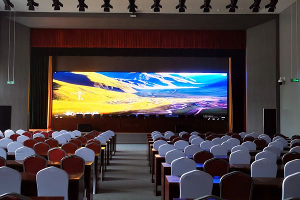 8米寬、15米長(zhǎng)的會(huì)議室用多大尺寸的LED顯示屏合適？